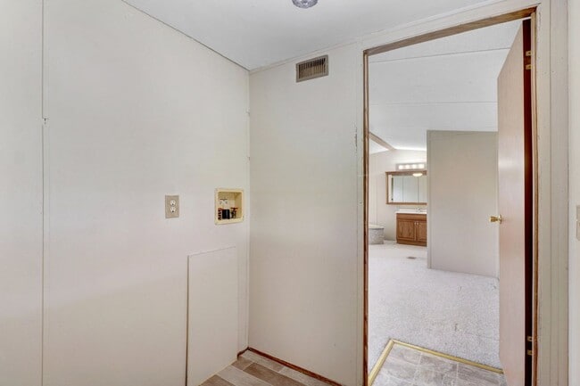 Building Photo - 2 BR, 2 BA Mobile Home w/ 2-Car Detached G...