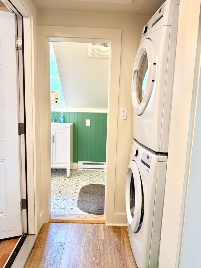 Building Photo - All Inclusive West End Condo-Fully Furnished with Parking!