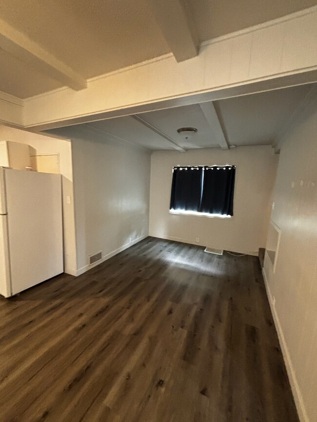 Building Photo - 1428 E Orman Ave