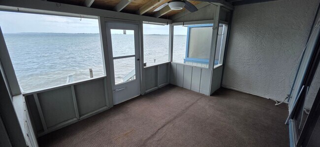 Building Photo - Here is your 3bed/3bath home on the water!