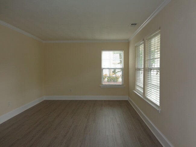 Building Photo - HUNNINGDON COMMONS