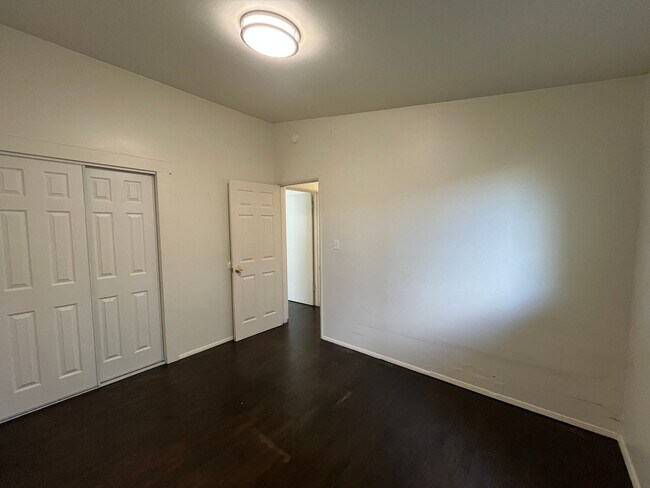 Building Photo - Three Bedroom House