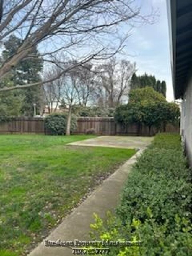 Building Photo - 400 W Creekside Cir