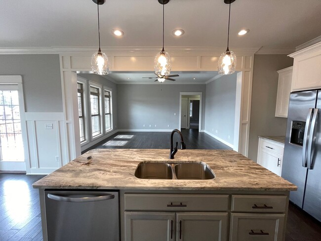 Building Photo - 202 Crestwood Ln