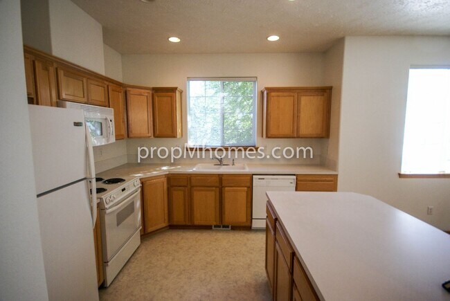 Building Photo - Beautiful Three Bedroom Townhouse - Prime Clackamas Location!