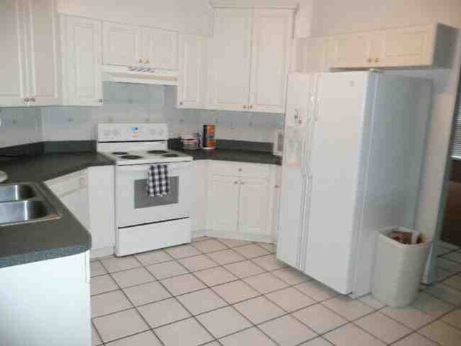 Building Photo - IDYLWILD LANE- 4 Bed/4.5 Bath Single Famil...