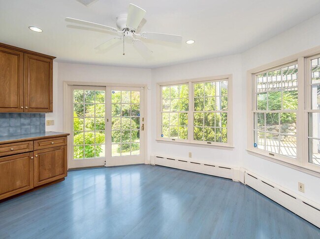 Building Photo - 221 Manhasset Ave