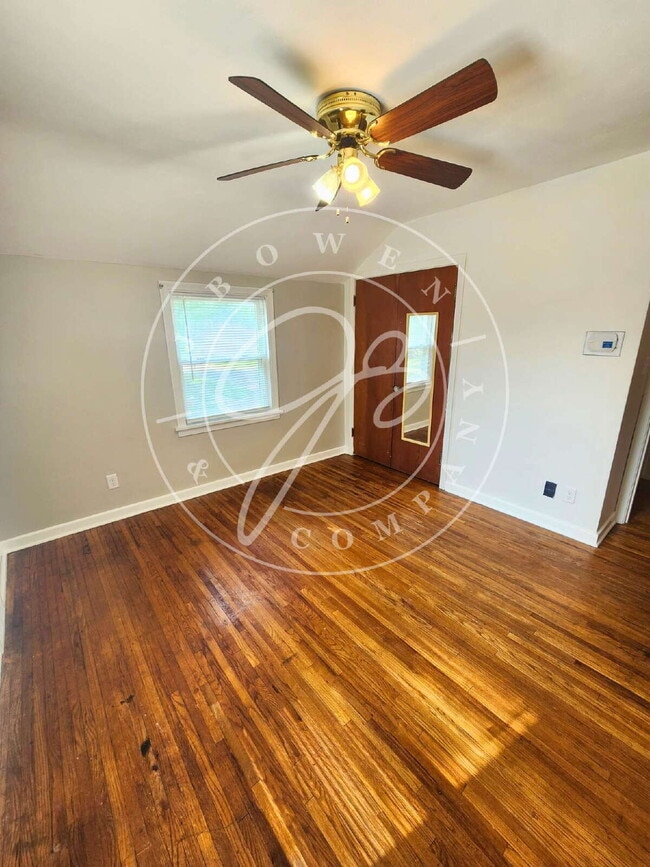 Building Photo - Move-In Ready! Spacious 4–5 Bedroom Home w...
