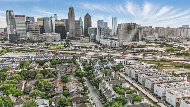 Building Photo - 3105 San Jacinto St