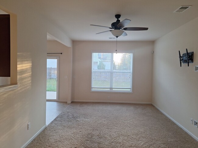 Building Photo - Wonderful Three Bedroom Home in Northeast ...