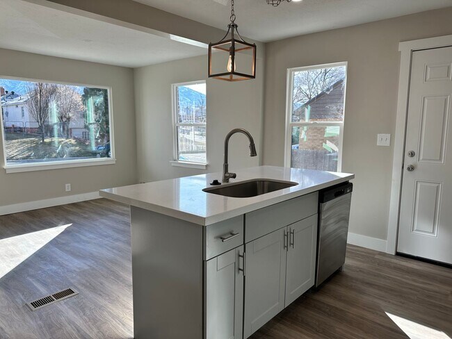Building Photo - Darling remodeled 5 bedroom 2 bathroom home in the heart of Ogden