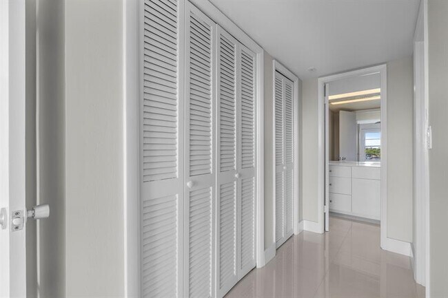 Building Photo - 3050 N Palm Aire Dr