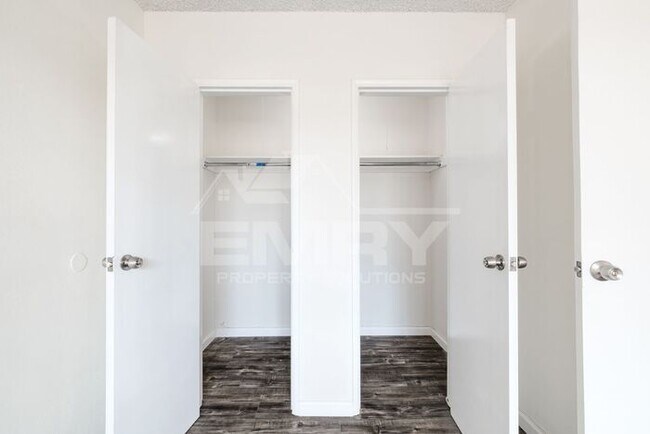 Building Photo - 2 bed 1 bath unit in Inglewood 90302