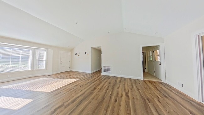 Building Photo - 3 Bedroom 2 Bath in National Hills