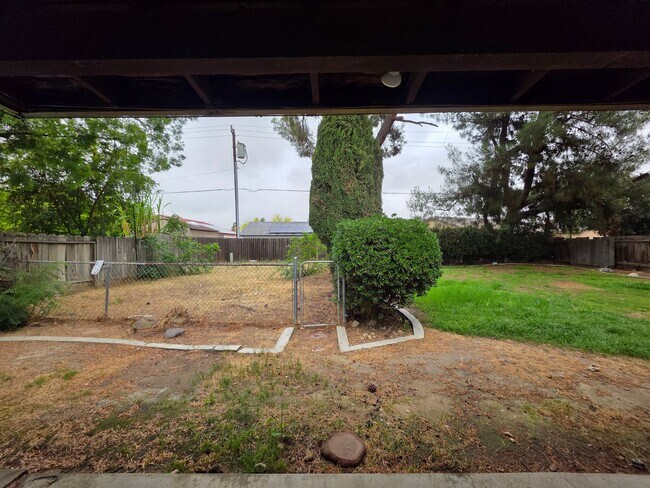 Building Photo - 3824 Christmas Tree Ln