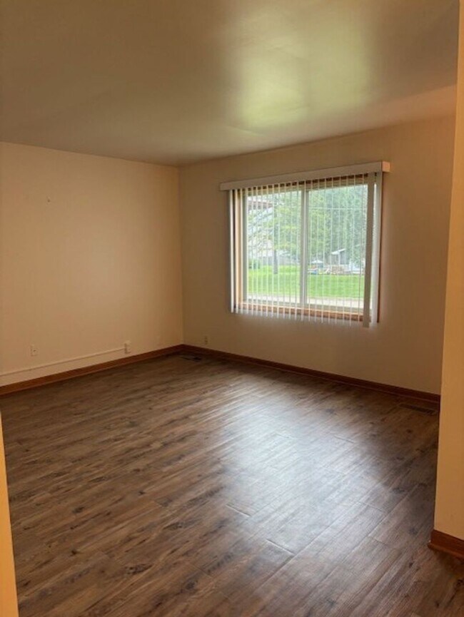 Building Photo - 720 Lakeview Dr