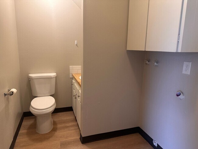 Building Photo - 912-916 NE Hacienda Ct