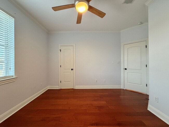 Building Photo - 1402 Parker Ln