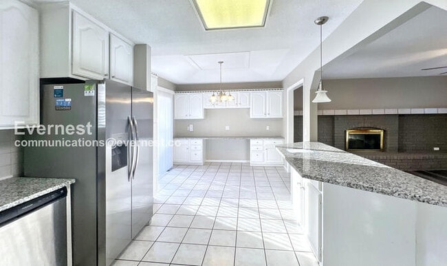 Building Photo - 7936 N Forest Ave