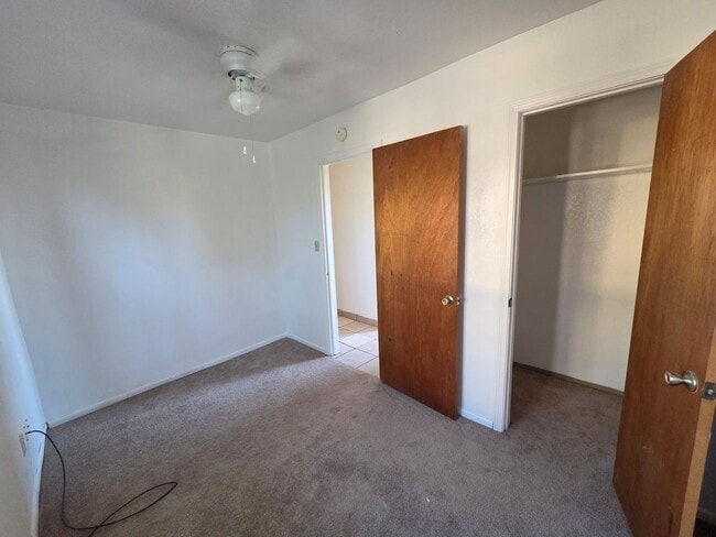 Building Photo - Small 2 bedroom 1 bath Apartment