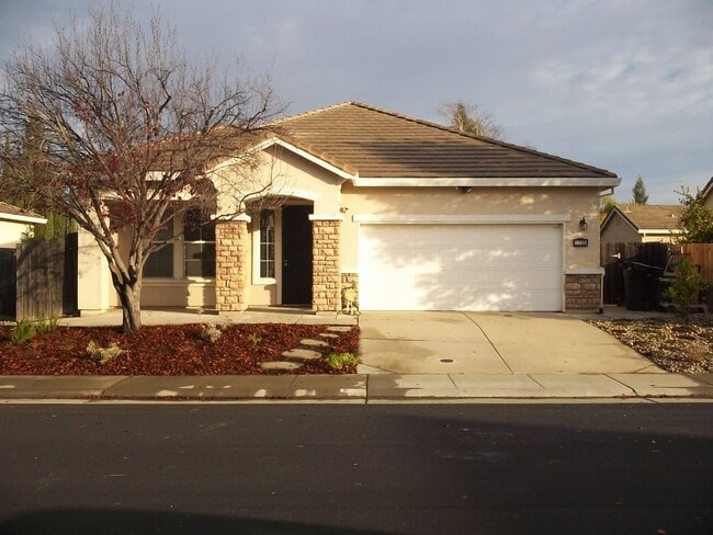Building Photo - Woodcreek Oaks area home with pool