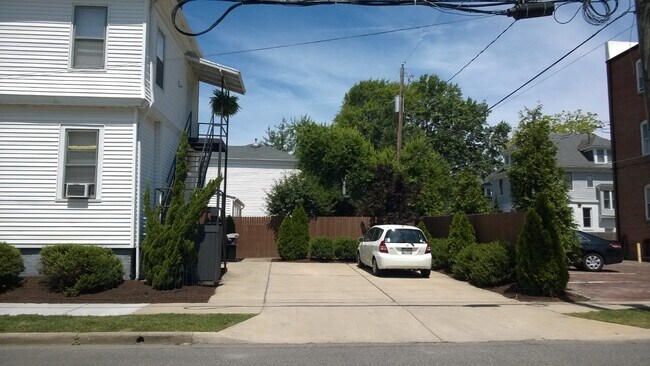 Building Photo - 700 Graydon Ave