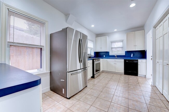 Building Photo - 2415 Elmen St