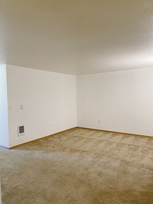 Building Photo - Lovely 2 Bedroom Apartment… Waiting for You to Make it Home!