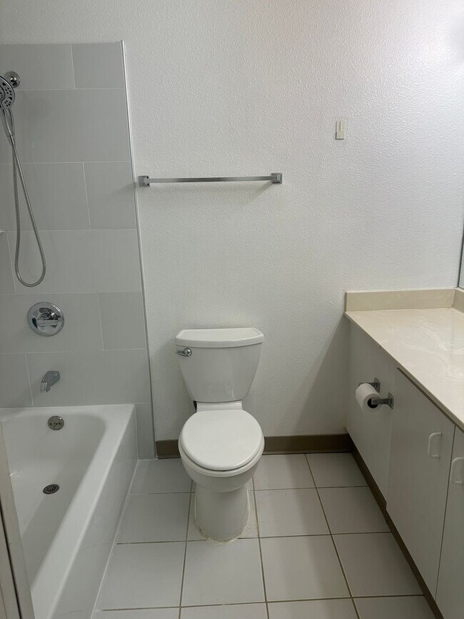 Building Photo - PARKGLEN AT WAIKELE – Clean and well-maint...