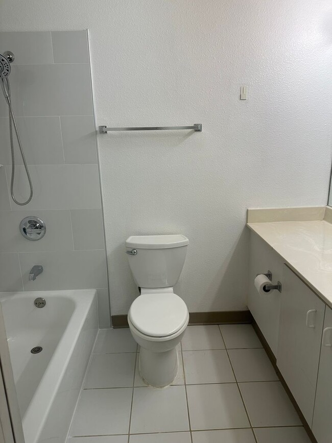 Building Photo - PARKVIEW AT WAIKELE – Clean and well-maintained 2-bedroom, 2-bath unit with 2 assigned parking st...