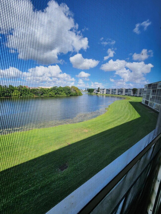 Building Photo - 3059 Ainslie Dr