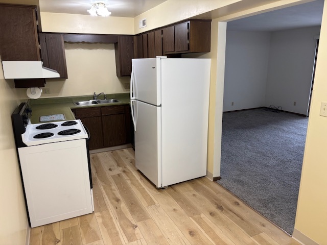 Kitchen - 1101 Cambridge Dr