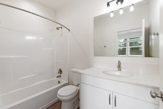 Building Photo - "Discover Comfort & Style: Spacious 3-Bed,...