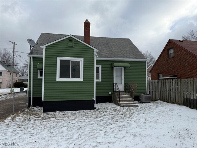 Building Photo - 920 E 218th St