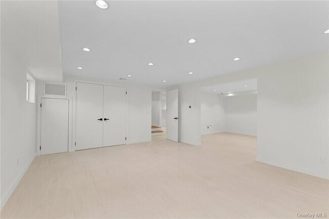 Building Photo - 225 Hilltop St