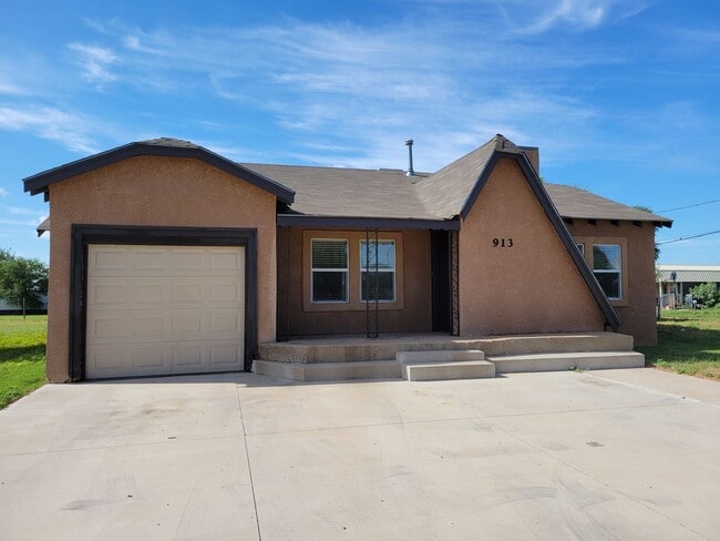 Building Photo - LARGE HOME WITH FENCED YARD NEAR LOCKWOOD ELEMENTARY SCHOOL