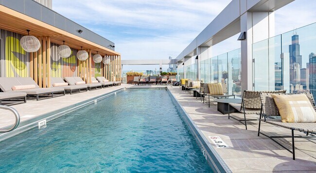 Building Photo - 312 N May St