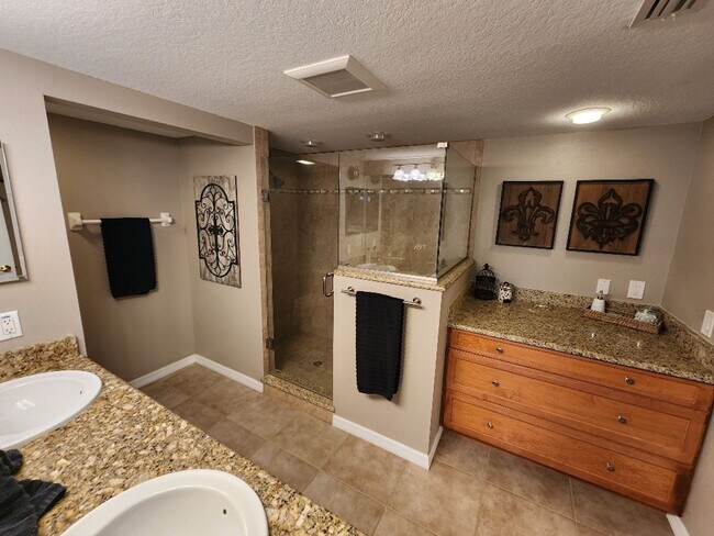 Building Photo - Beautiful Ocean Walk Condo Available April...