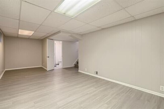 Building Photo - Updated 4-Bed Home, Finished Basement and ...