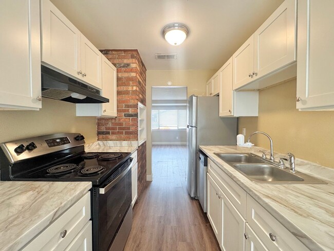 Building Photo - Apartment - Right off Cypress Gardens Blvd!