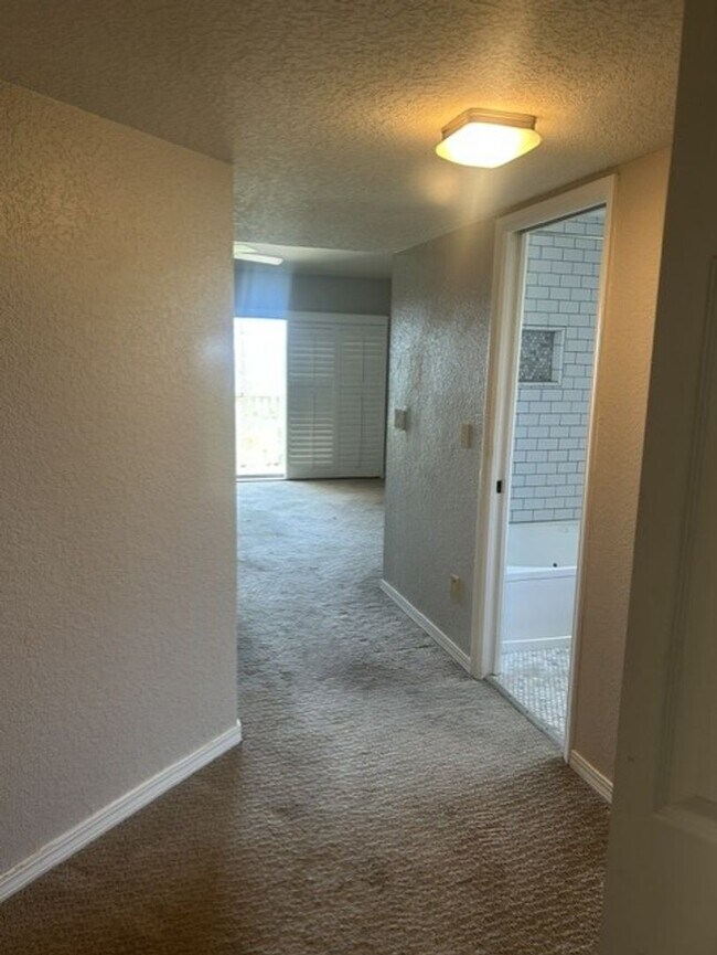 Building Photo - Luxury living with an Intracoastal view and direct access to dock, marina and lift