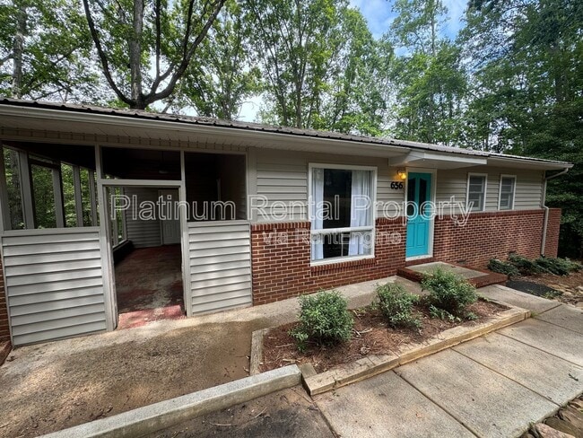 Building Photo - 656 N Chestatee St