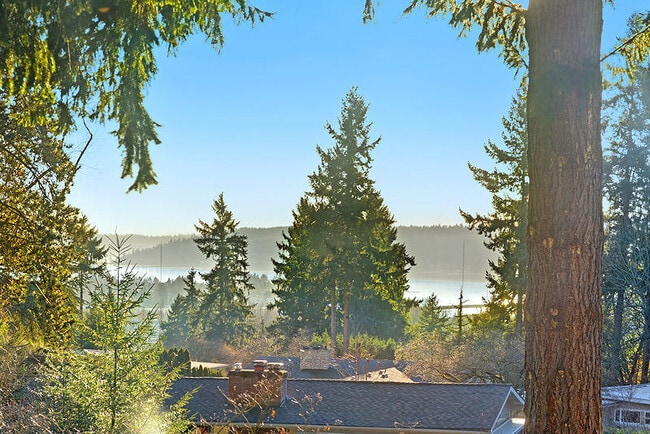 Building Photo - Hillside Bellevue Home w/ Lake Views!
