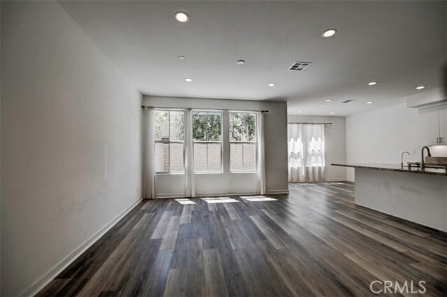 Building Photo - 39 Prominence