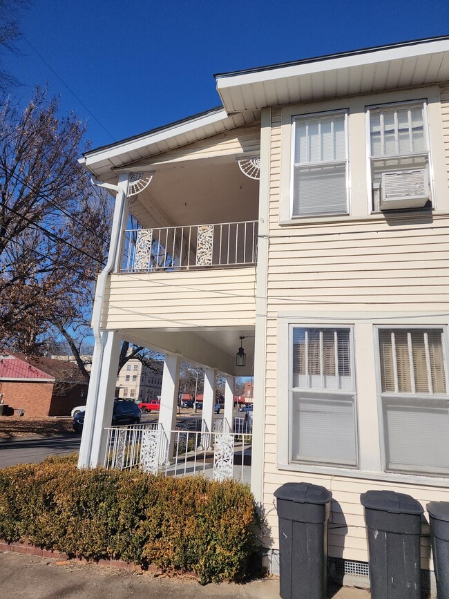 Building Photo - 203 S Cravens St