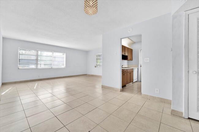 Building Photo - 374 Sunshine Dr