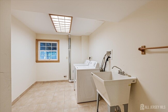 Building Photo - 23 Cardownie St