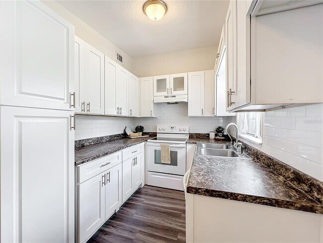 Building Photo - 1625 Crystal Ct W
