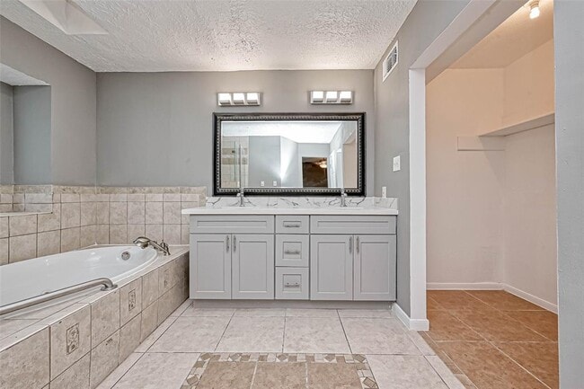 Building Photo - 9831 Orangevale Dr