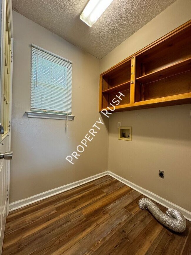 Building Photo - 1620 Hickory Pl